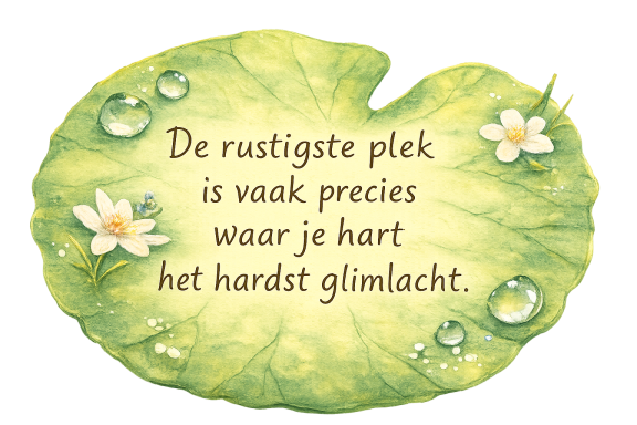 Groene lelieblad met bloemen en druppels, met een inspirerende tekst erop.